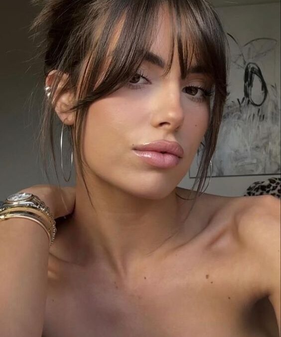 Coiffure mi-longue senior: astuces modernes et élégantes avec frange pour femmes de 60 ans