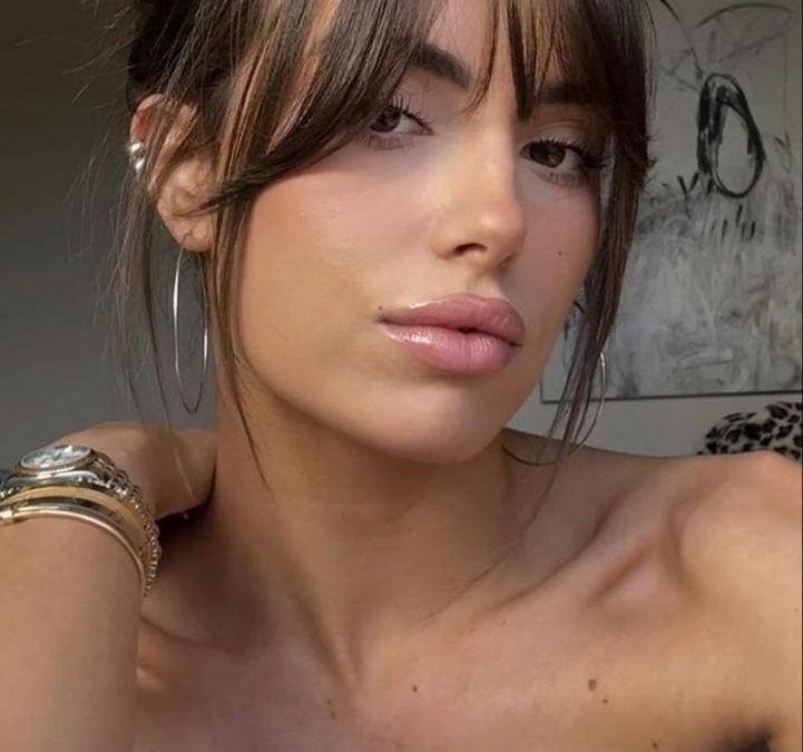 Carré Long Frange Effilée : L’Élégance qui Ne Se Démode Jamais