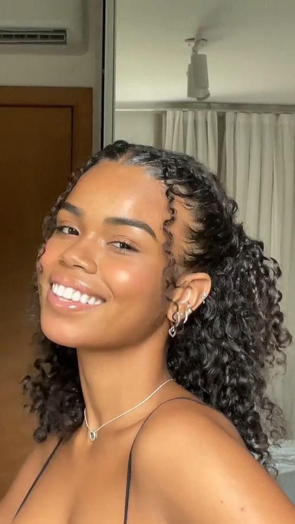 Coiffure cheveux frisés naturels