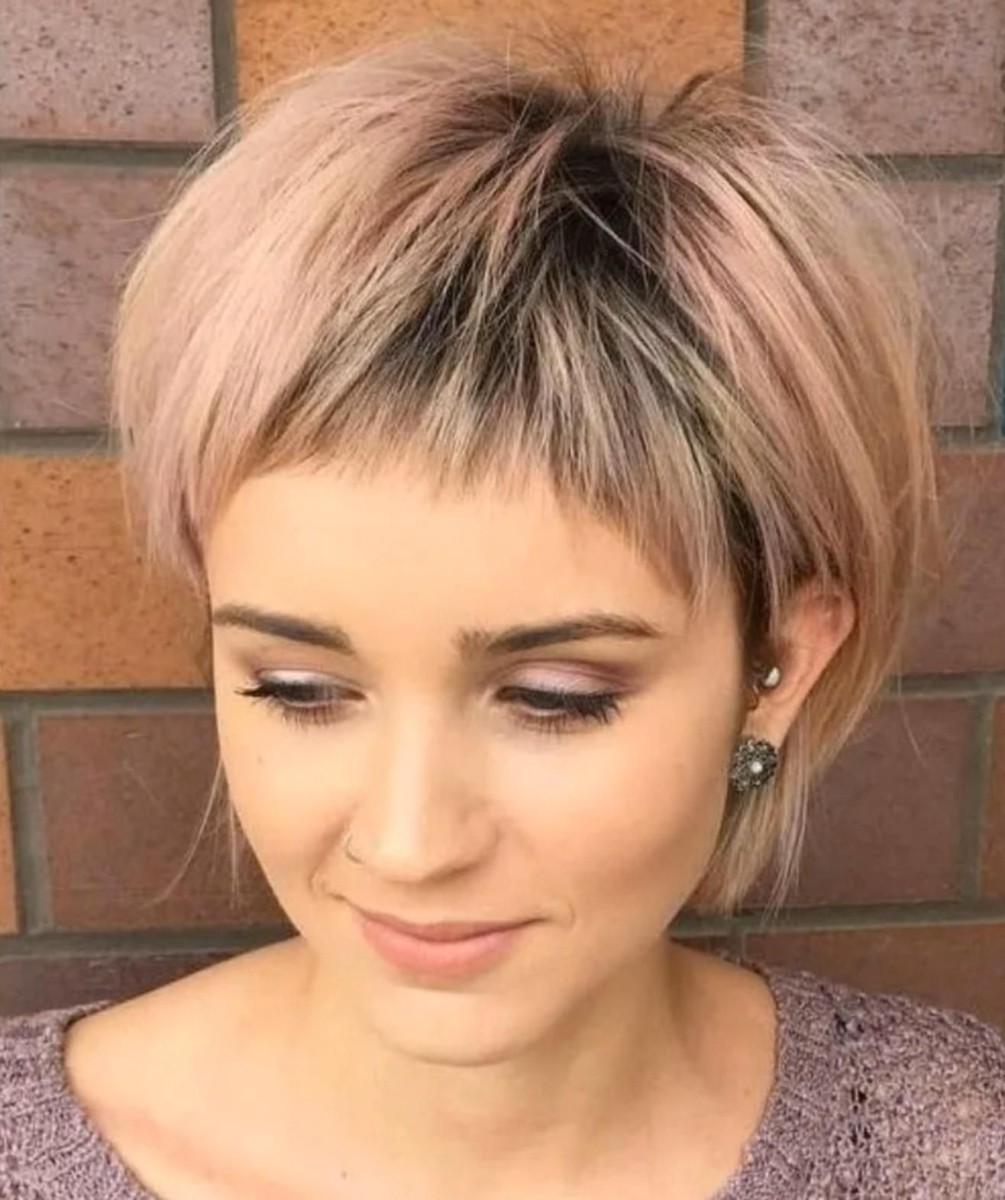 Carré court dégradé effilé frange