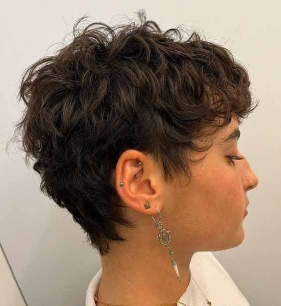 Coupe courte cheveux frisés