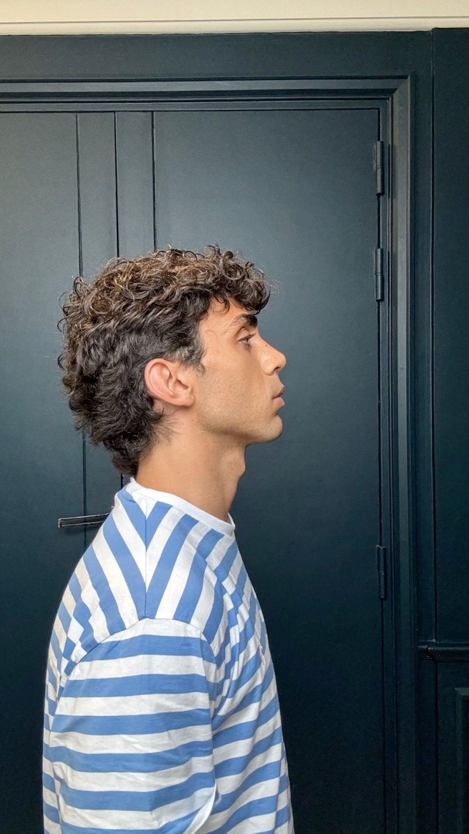 Cheveux bouclés mi-longs homme