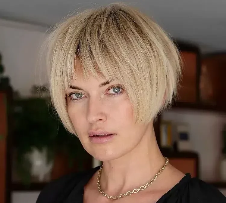 Carré Court Dégradé-Effilé avec Frange : La Triple Tendance 2026