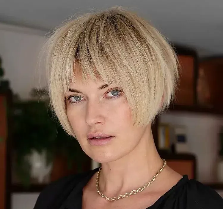 Carré court dégradé effilé avec frange