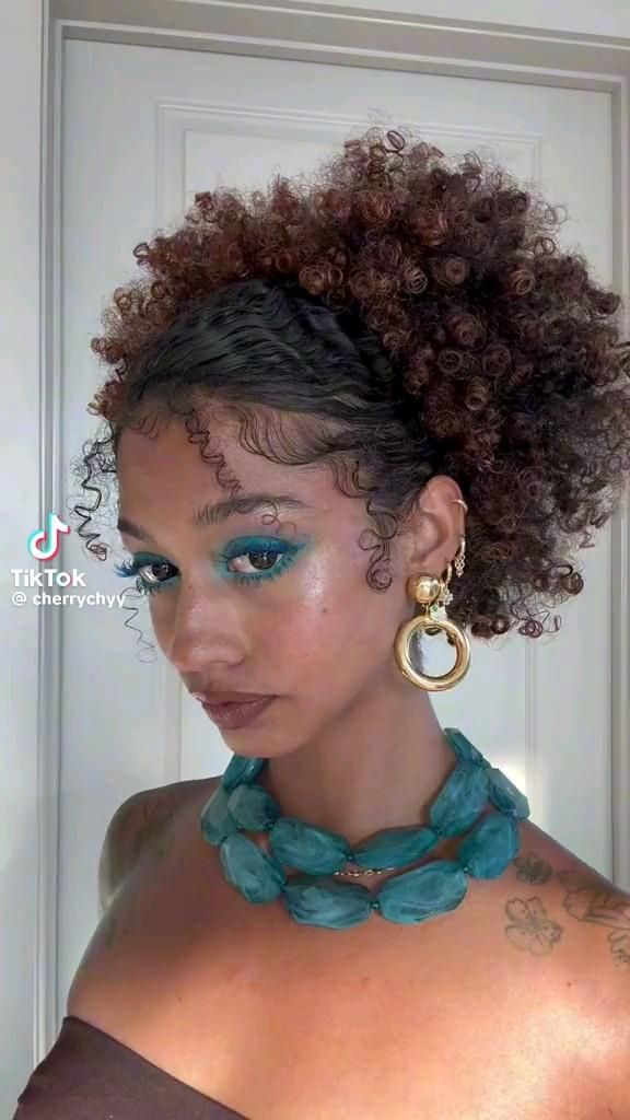 Coiffure cheveux frisés naturels