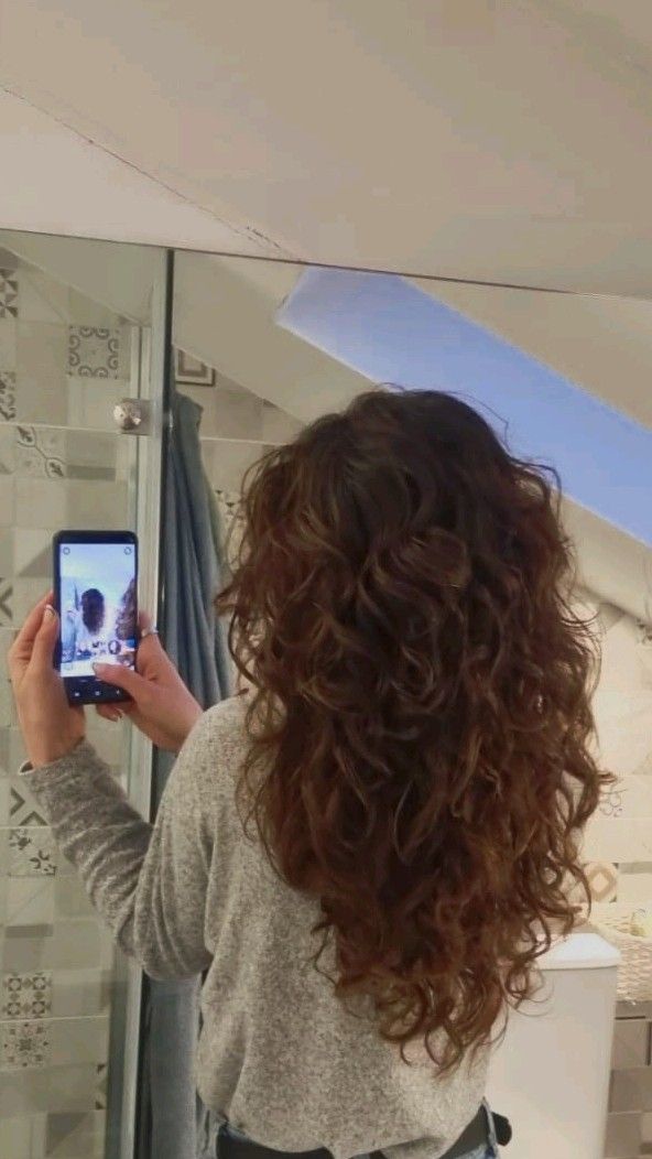 Dégradé sur cheveux bouclés volume