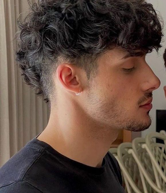 Cheveux Bouclés Mi-Longs Homme : Dompter et Styliser vos Boucles