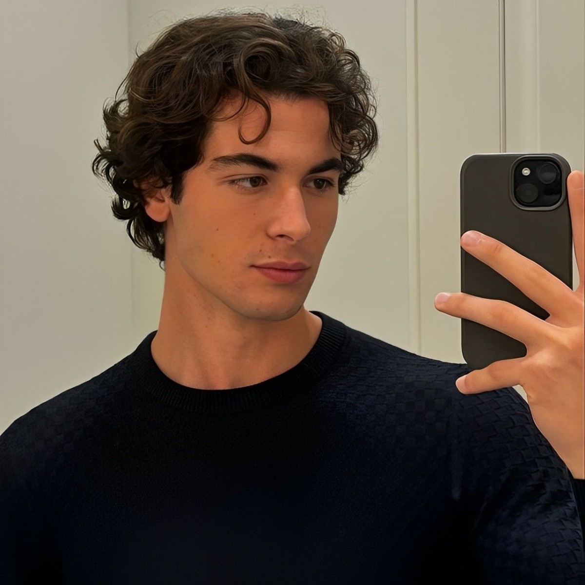 Cheveux bouclés mi-longs homme