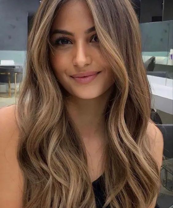 Mèches Miel sur Brune : L’Alliance Parfaite pour un Effet Soleil