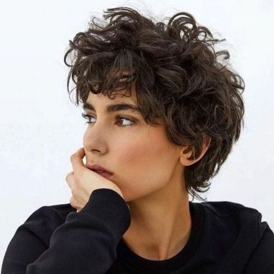 Coupe courte cheveux ondulés