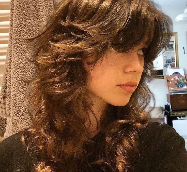 Wolf Cut Bouclés : La Coupe Rock qui Sublime vos Boucles