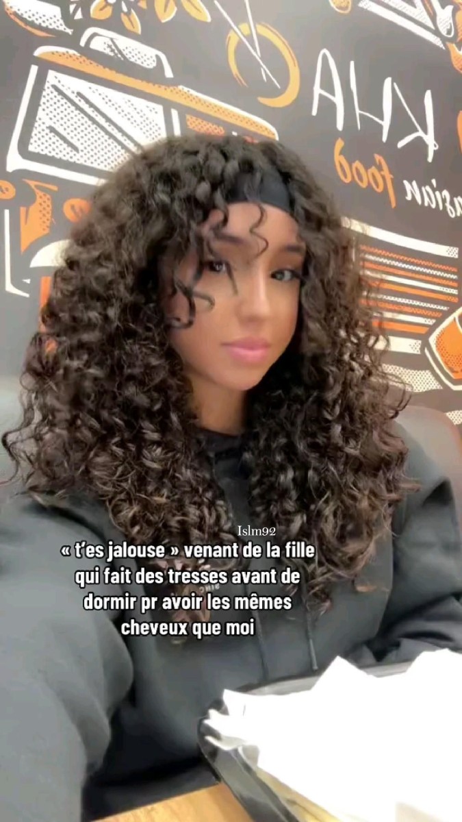 Coiffure quotidienne cheveux frisés