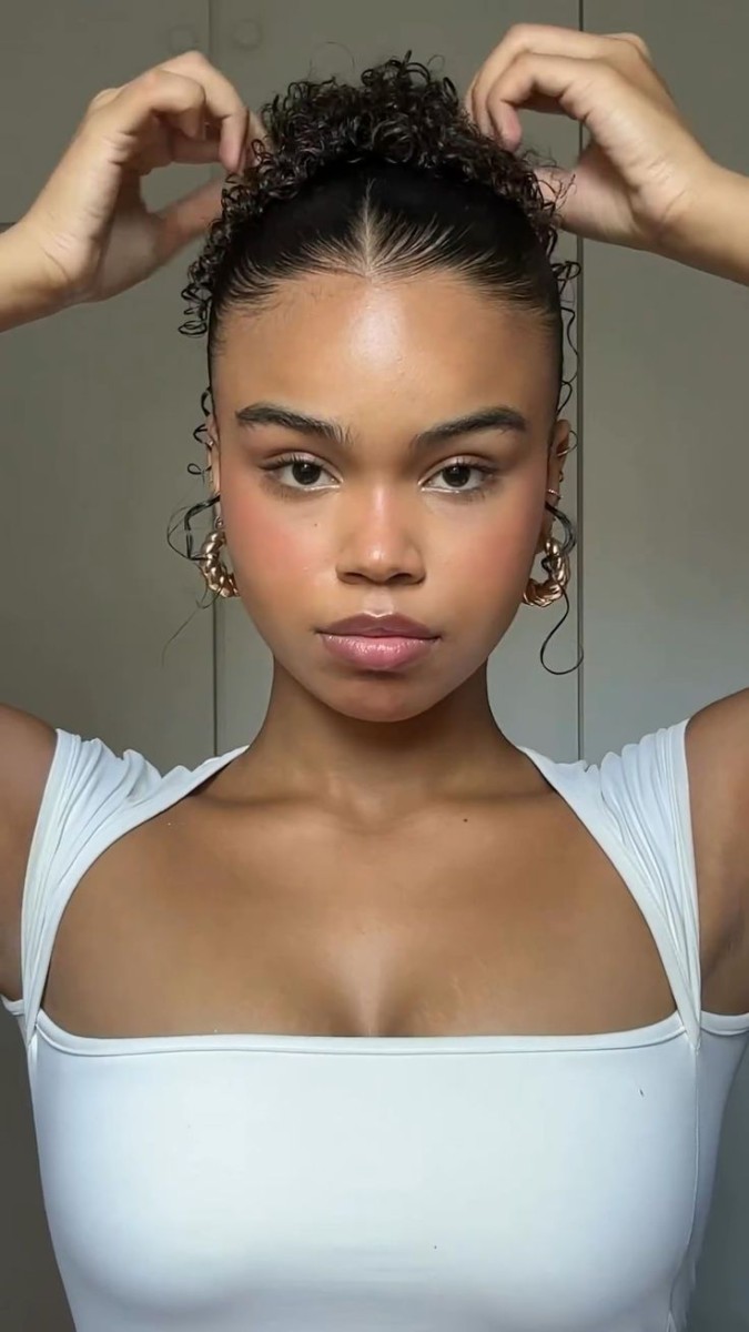 Coiffure quotidienne cheveux frisés