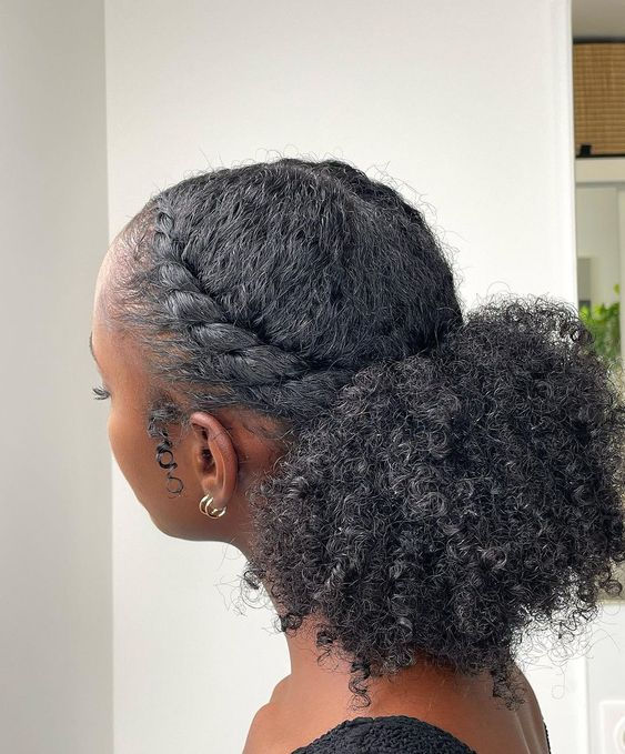 Coiffure cheveux frisés courts