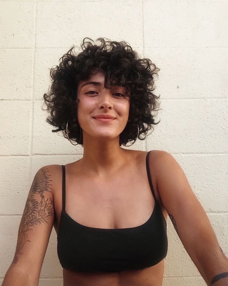 Coupe courte cheveux frisés