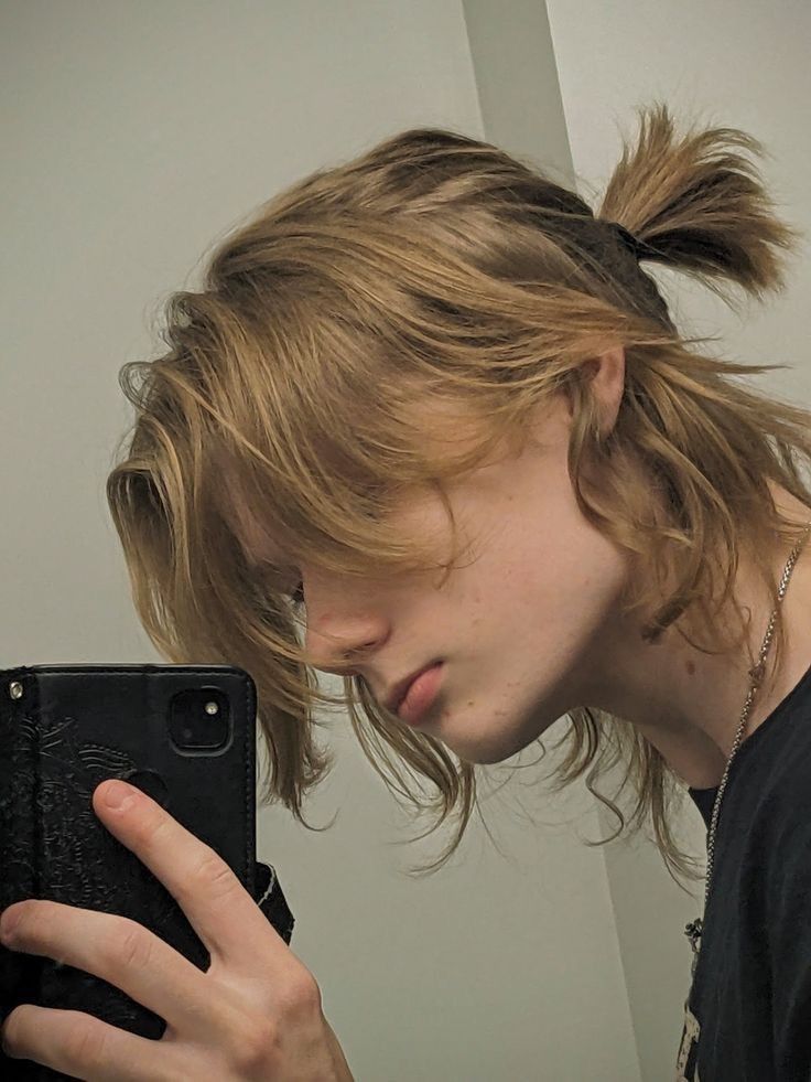Garçon cheveux longs style