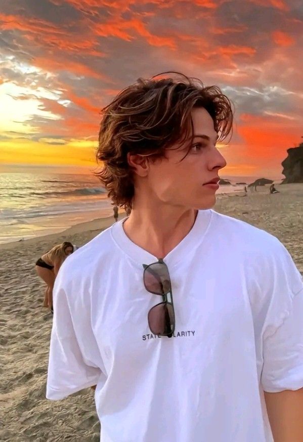 Garçon cheveux longs style