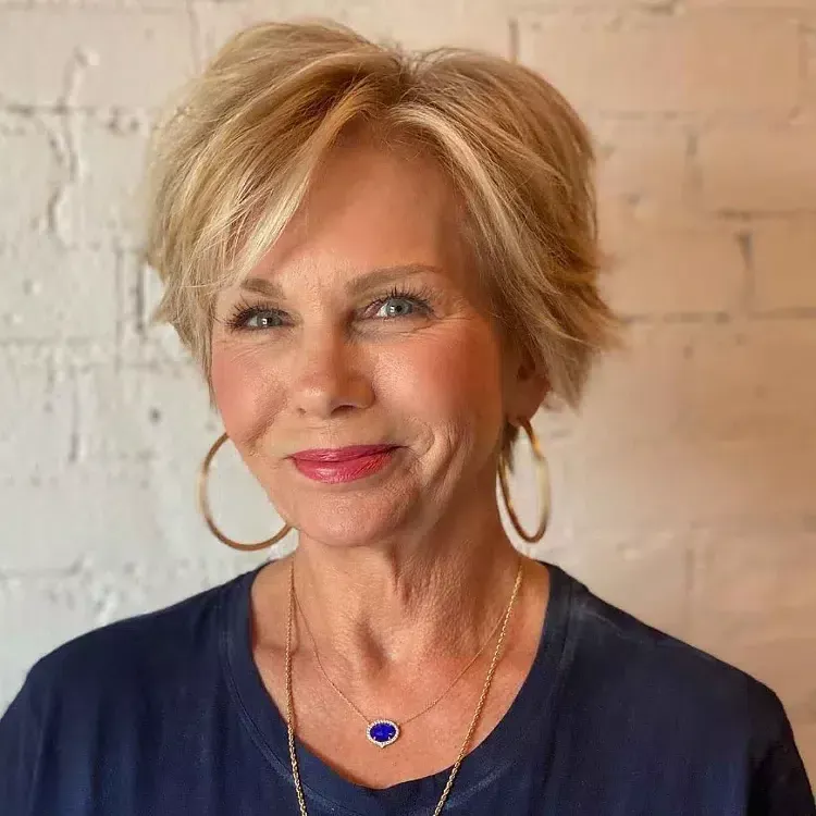 Carré court dégradé effilé avec frange