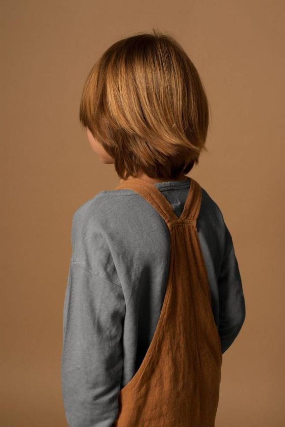 Garçon cheveux longs style