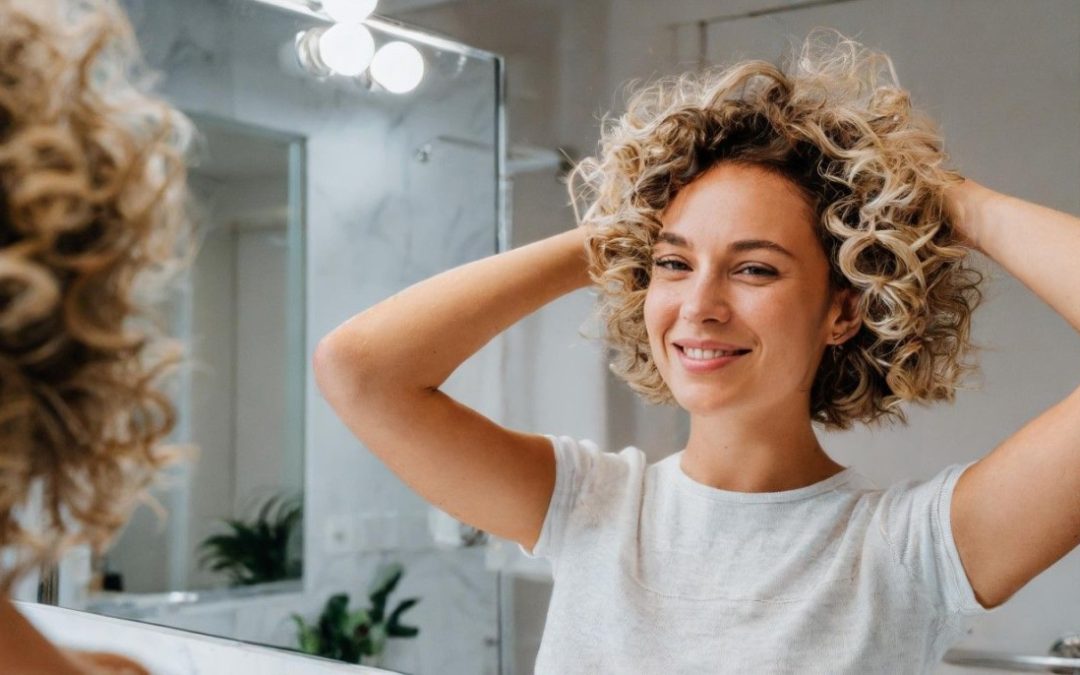 Permanente Cheveux Courts : Le Guide pour Boucler sans Risque
