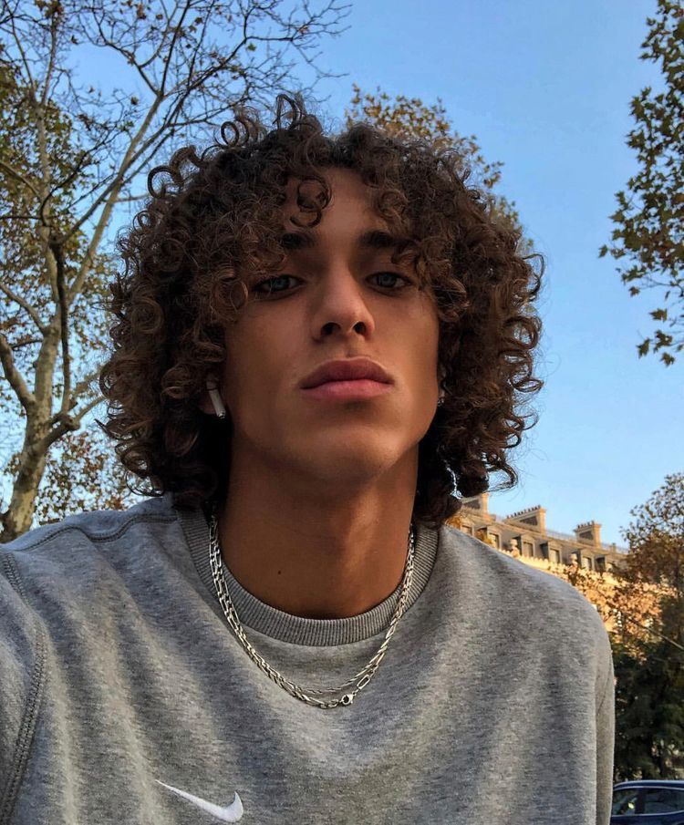 Cheveux bouclés mi-longs homme