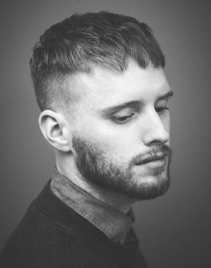 Cheveux en avant homme