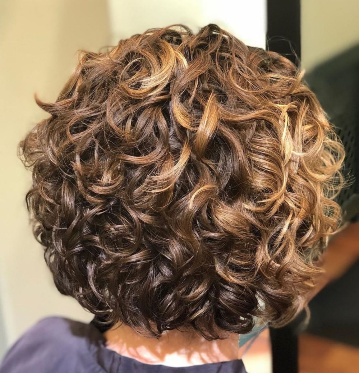 Permanente cheveux courts bouclés