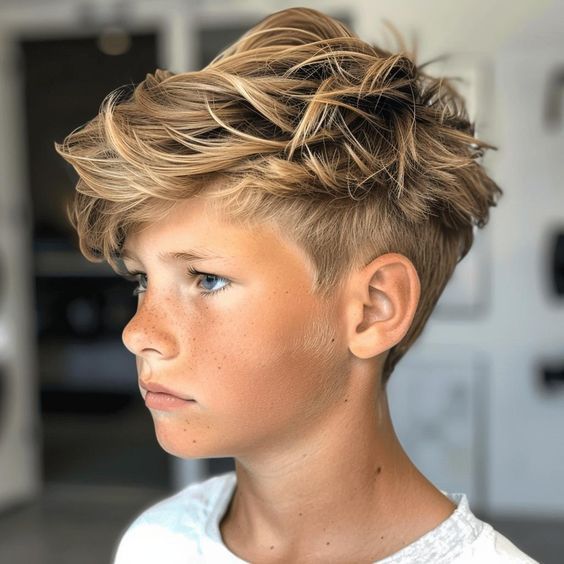 Garçon cheveux longs style