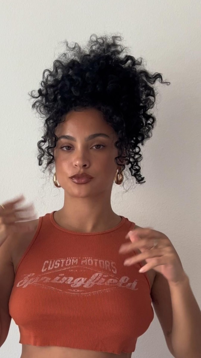 Coiffure cheveux frisés naturels