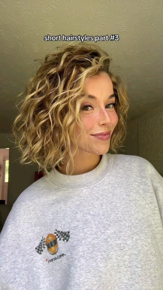 Permanente cheveux courts bouclés