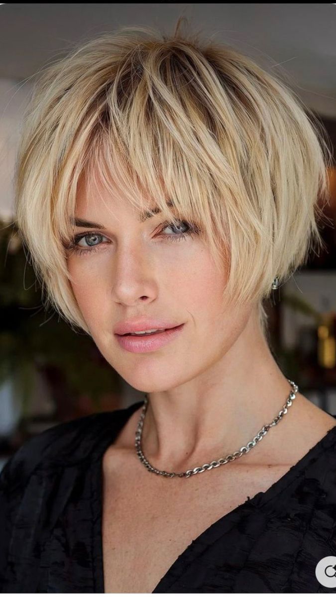 Carré court dégradé effilé frange