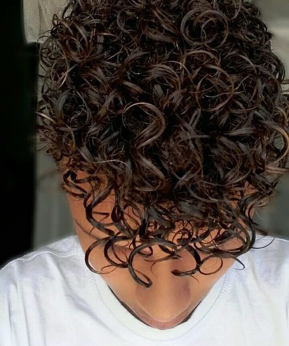 Permanente Homme : Créer des Boucles Durables au Masculin