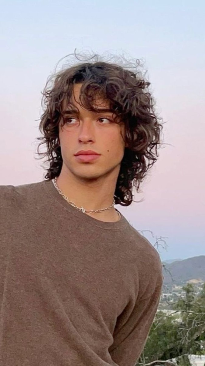 Cheveux bouclés mi-longs homme