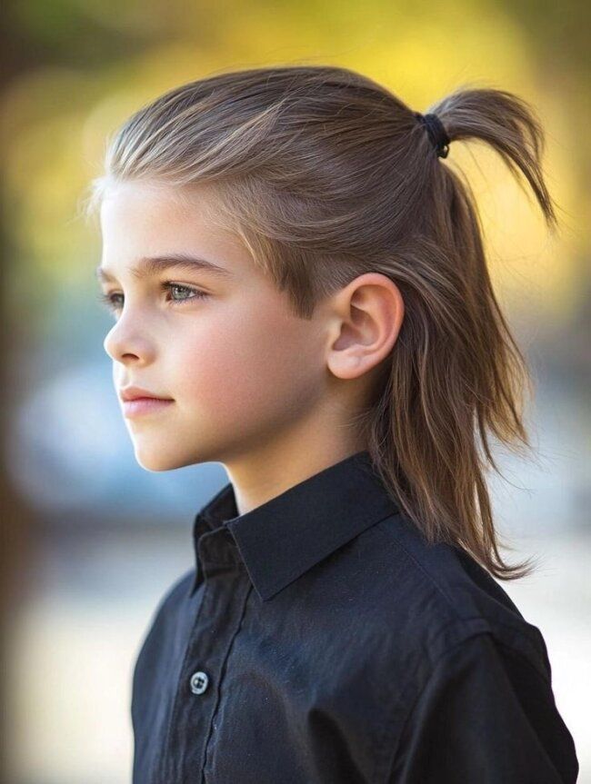 Garçon cheveux longs style