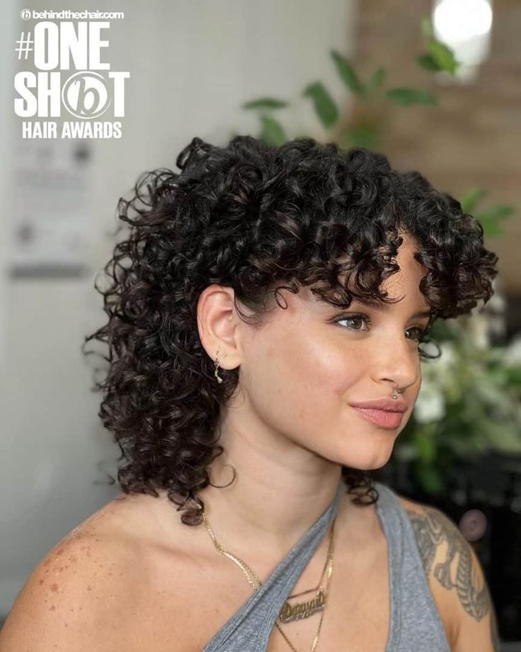 Cheveux frisés femme