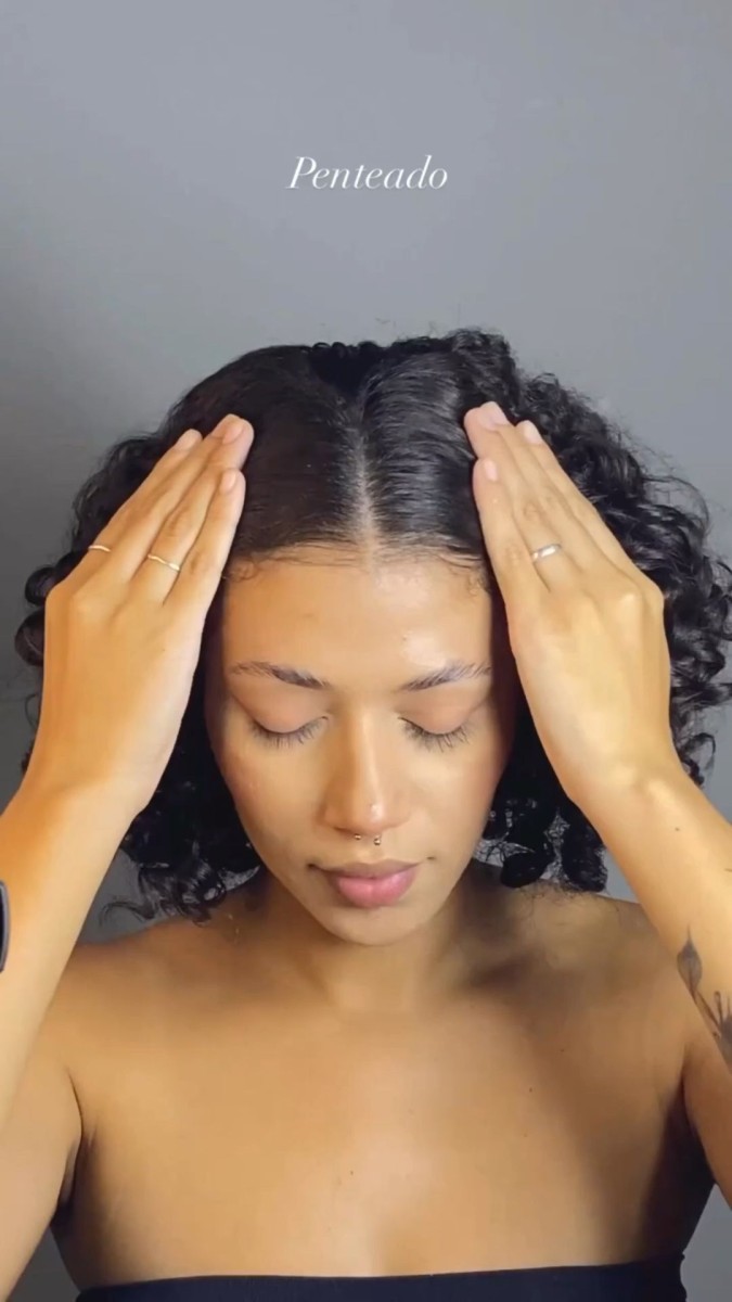 Coiffure cheveux frisés courts