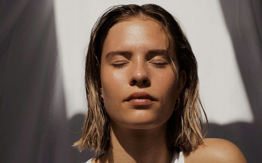 Peau déshydratée vs peau sèche : comment faire la différence et adapter sa routine ?