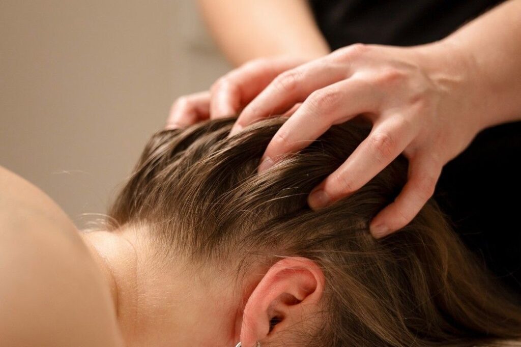 Cuir chevelu irrité : comment adapter sa routine capillaire pour retrouver des cheveux sains ?