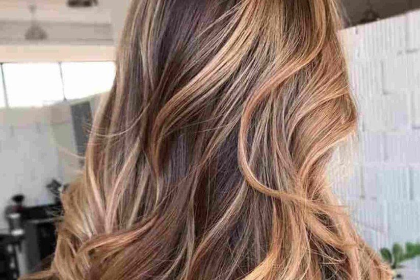 Balayage miel: techniques et conseils d’experts pour un look estival parfait