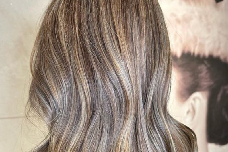 Blond cendré : la coloration froide qui mise sur la sobriété