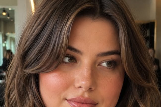 Coiffure courte et visage rond : les coupes qui allongent les traits
