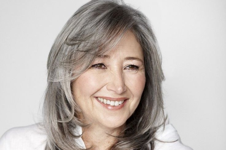 Coupe courte pour visage ovale effilé : le guide des femmes de 60 ans
