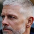 Dégradé inversé et calvitie : la coupe qui redessine les cheveux clairsemés