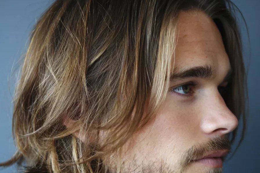 Dégradé Mi-Long Homme : L’Équilibre Parfait entre Longueur et Style