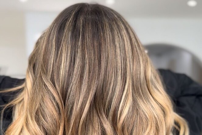 Balayage blond blanc : astuces d’expert pour une couleur parfaite à la maison